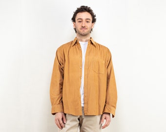 メンズコーデュロイシャツ、ヴィンテージミニマリストシャツ、キャラメルブラウンコードコットンシャツ、普段使いカジュアルボタンシャツ、メンズ服ギフトアイデア、ミディアムサイズ