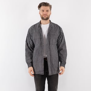 以下が含まれることがあります： 白のインナーシャツを着た、黒とグレーの格子柄の長袖シャツ