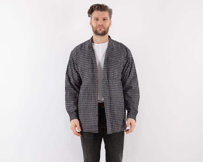 以下が含まれることがあります： 白のインナーシャツを着た、黒とグレーの格子柄の長袖シャツ