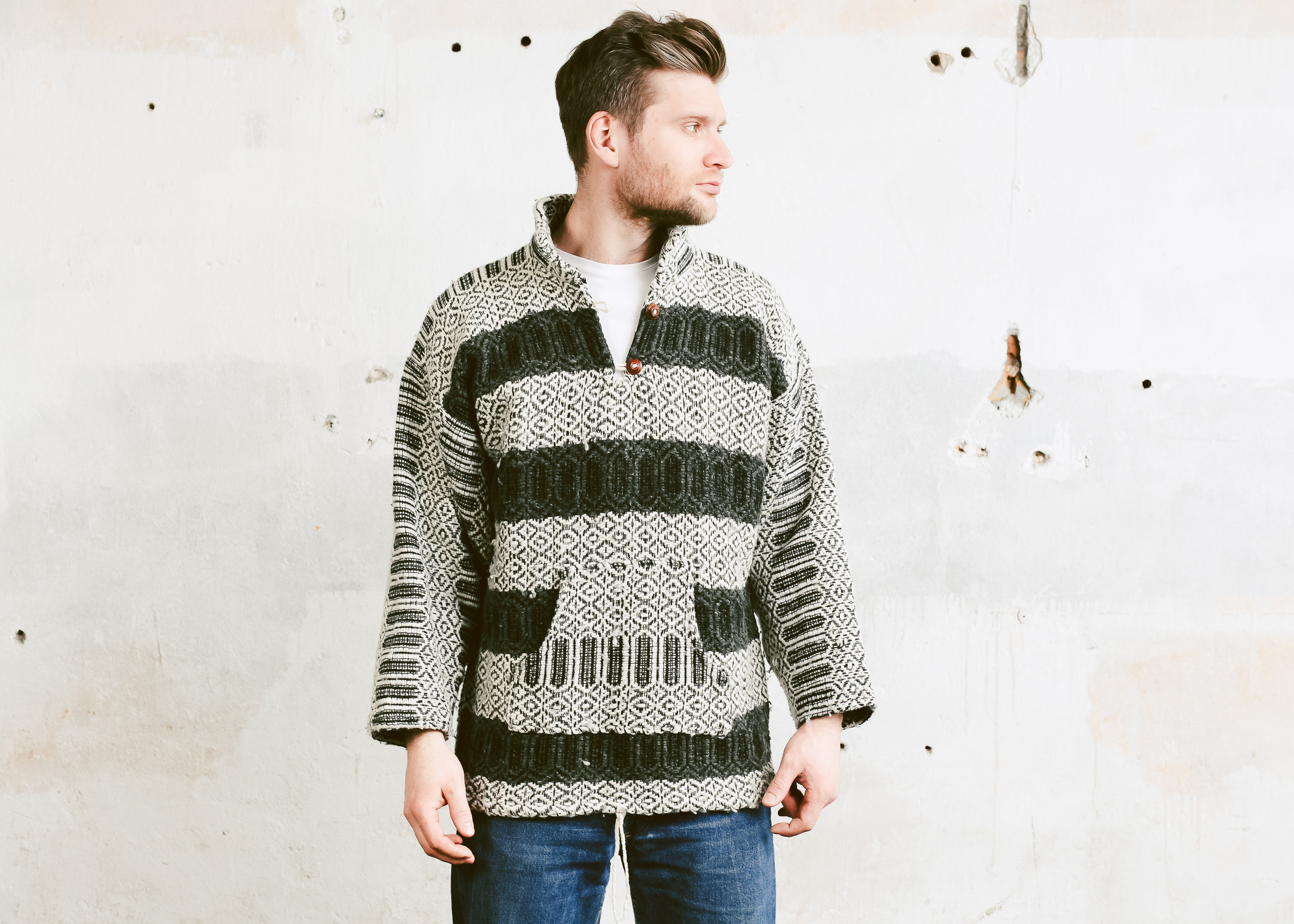 Aztec Print Sweater . Vintage Monochrome Mens Patterned Embroidered