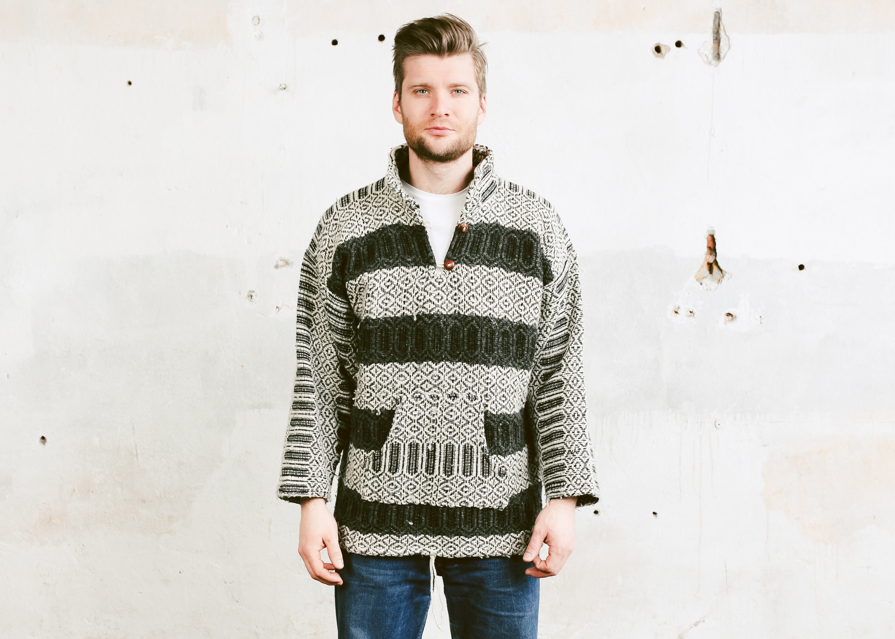 Aztec Print Sweater . Vintage Monochrome Mens Patterned Embroidered