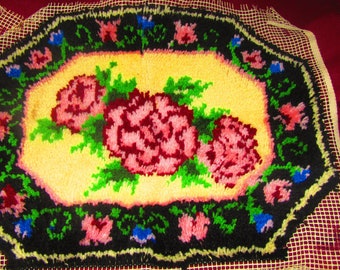 1970 HANDMADE HOOK  latch rug / wall hanging    29 x 21 in pink florals