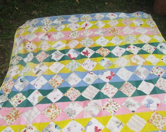 Puede incluir: Una colcha de retazos con un patrón de diamante en tonos de rosa, amarillo, azul y verde. La colcha está hecha de varias telas con estampados florales y geométricos.