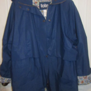 90s totes lined hooded  rain jacket   blue color  sz small