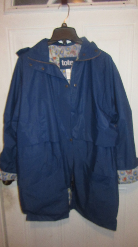 90s totes lined hooded  rain jacket   blue color  