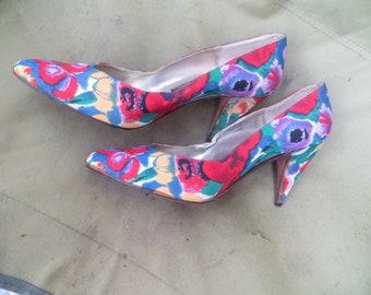 70s lovely J RENEE high heels mod bright flowers sz 9 1/2 b