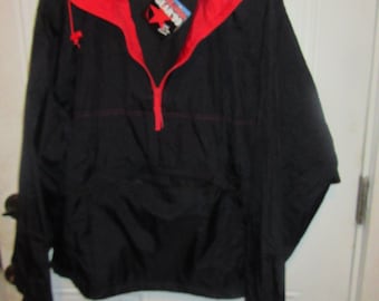 Puede incluir: Una chaqueta negra y roja con capucha y cierre de cremallera. La chaqueta tiene un bolsillo grande en la parte delantera y una etiqueta que dice "Glacier".
