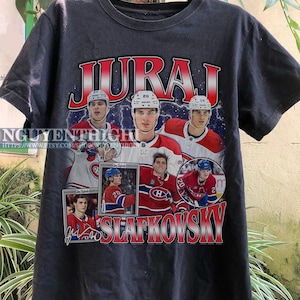 Könnte beinhalten: Schwarzes T-Shirt mit einem Grafikdruck des Hockeyspielers Juraj Slafkovsky. Die Grafik zeigt eine Collage von Fotos von Slafkovsky im Trikot der Montreal Canadiens, mit dem Text "Juraj Slafkovsky" in großen Buchstaben.