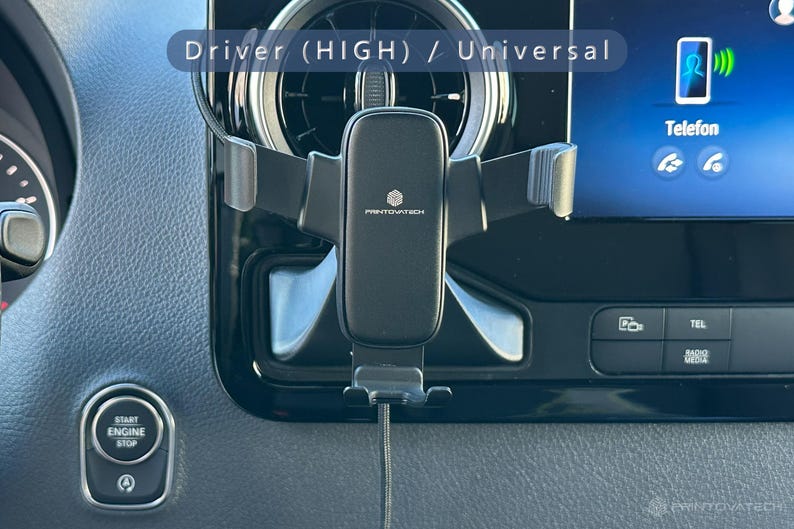 K&ouml;nnte beinhalten: Ein schwarzer Autotelefonhalter, der am Armaturenbrett befestigt ist. Der Halter wird an der L&uuml;ftungs&ouml;ffnung befestigt und hat verstellbare Arme zur Sicherung eines Telefons. Das Armaturenbrett zeigt auch Telefonfunktionen und den Text "Driver (HIGH) / Universal".