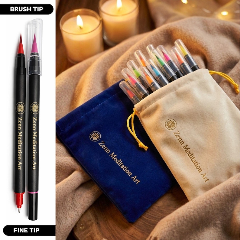 Puede incluir: Dos bol&iacute;grafos negros Zenn Meditation Art con puntas de pincel y finas, uno con tinta roja y otro con tinta rosa. Una bolsa de terciopelo azul con cord&oacute;n y una bolsa de terciopelo beige, ambas con el logo Zenn Meditation Art, contienen varios bol&iacute;grafos.