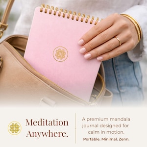 Puede incluir: Un cuaderno de espiral rosa claro con un alambre dorado y un emblema circular dorado con un dise&ntilde;o de nudo intrincado en la portada. El cuaderno se est&aacute; colocando en un bolso de cuero color canela. El texto dice Meditation Anywhere.