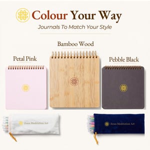 Puede incluir: Tres cuadernos cuadrados de espiral en rosa p&eacute;talo, madera de bamb&uacute; y negro guijarro, cada uno con un logotipo dorado. Debajo hay dos estuches de tela, uno blanco y otro azul marino, etiquetados Zenn Meditation Art, con l&aacute;pices de colores.