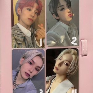 Pode incluir: Quatro cartões colecionáveis com retratos de jovens. Cada cartão apresenta uma pessoa diferente, com penteados e roupas variadas. Os cartões estão em um álbum de fotos rosa, com os números 1, 2, 3 e 4 visíveis.