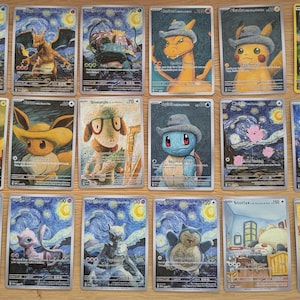 Könnte beinhalten: Eine Sammlung von siebzehn rechteckigen Sammelkarten, die verschiedene Pokémon-Charaktere in künstlerischen Stilen zeigen, inspiriert von berühmten Gemälden, darunter sternenklare Nachthimmel, Sonnenblumen und Innenszenen mit detaillierten Rändern.