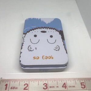 Puede incluir: Una lata azul y blanca con una ilustraci&oacute;n de dibujos animados de un perro blanco con el texto "so cool" en la parte delantera.