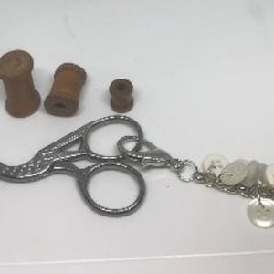 Portachiavi con forbici e bottoni / Bottoni a perla / Portachiavi / Cucito / Punto croce / Ricamo / Ricamo