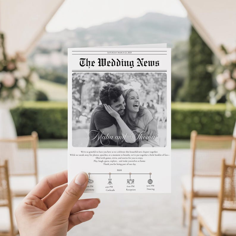 Pode incluir: Um livreto de programa de casamento intitulado The Wedding News com uma fotografia em preto e branco de um casal, os nomes Malia e Thomas, um cronograma impresso de eventos com &iacute;cones para cerim&ocirc;nia, coquet&eacute;is, recep&ccedil;&atilde;o e dan&ccedil;a.