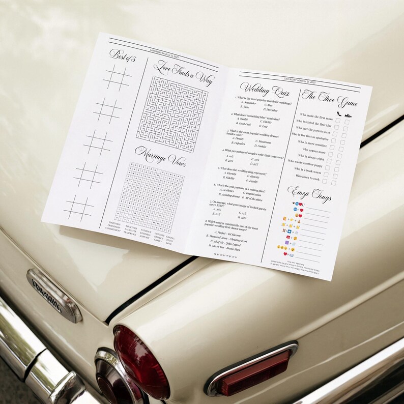 Pode incluir: Um livreto de atividades de casamento branco com texto e gr&aacute;ficos pretos. As se&ccedil;&otilde;es incluem jogo da velha, um labirinto intitulado Love Finds a Way, um ca&ccedil;a-palavras chamado Marriage Vows, um quiz de casamento, The Shoe Game e um jogo de adivinha&ccedil;&atilde;o Emoji Songs.
