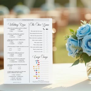 Pode incluir: Um cart&atilde;o de atividades de casamento retangular branco com um quiz de casamento de oito perguntas, o jogo dos sapatos com caixas de sele&ccedil;&atilde;o e uma se&ccedil;&atilde;o de m&uacute;sicas com emojis. O texto est&aacute; impresso em preto ao lado de um buqu&ecirc; de rosas azuis.