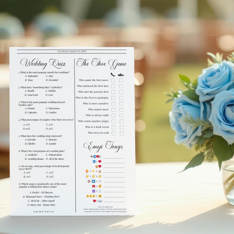 Pode incluir: Um cart&atilde;o de atividades de casamento retangular branco com um quiz de casamento de oito perguntas, o jogo dos sapatos com caixas de sele&ccedil;&atilde;o e uma se&ccedil;&atilde;o de m&uacute;sicas com emojis. O texto est&aacute; impresso em preto ao lado de um buqu&ecirc; de rosas azuis.