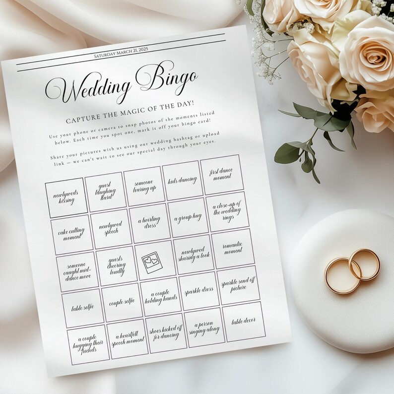 Pode incluir: Um cart&atilde;o de jogo de bingo de casamento em papel branco com texto preto e uma grade de quadrados contendo v&aacute;rias sugest&otilde;es de fotos. O cabe&ccedil;alho diz Wedding Bingo e Saturday March 21, 2025. O cart&atilde;o inclui instru&ccedil;&otilde;es para os convidados.