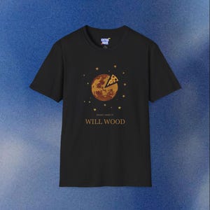 以下が含まれることがあります： ピザのスライスが描かれた惑星のグラフィックが特徴の黒いTシャツ。星が周りに散りばめられています。「because I make it. WILL WOOD」の文字が下にあります。このシャツはクルーネックで半袖です。
