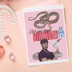 Puede incluir: Tarjeta de cumpleaños rosa con el texto "Rob says happy BIRTHAY". La tarjeta presenta una foto de un hombre, una serpiente y un par de petos vaqueros. La serpiente tiene un lazo azul.