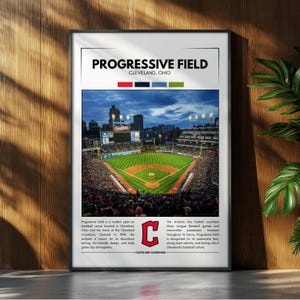 Può includere: Una stampa incorniciata del Progressive Field a Cleveland, Ohio, sede dei Cleveland Guardians. L'immagine mostra lo stadio di baseball pieno di tifosi, con il logo della squadra e il testo in basso. Lo stadio è noto per la sua ambientazione nel centro.