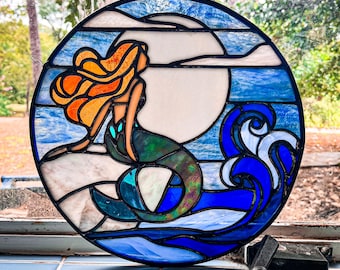 Atrapasueños de vidrieras con diseño de sirena a la luz de la luna