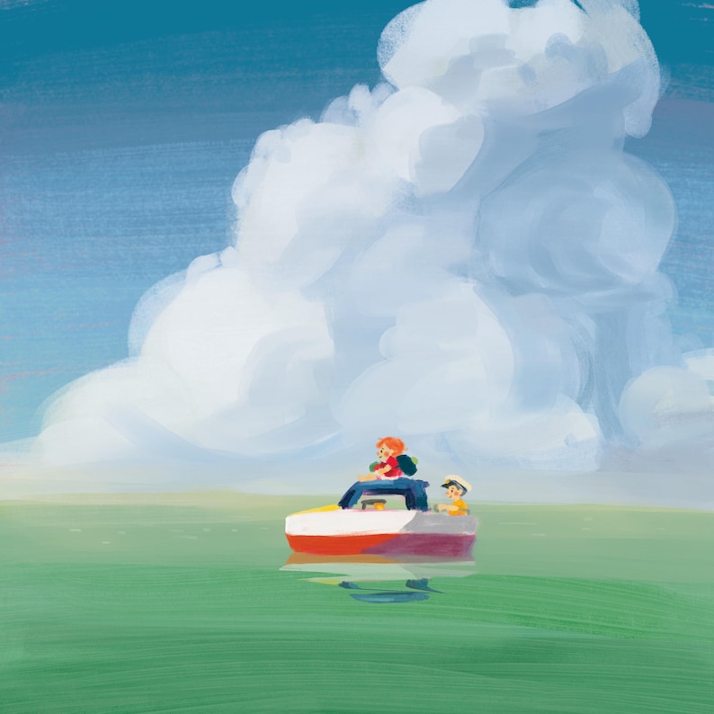 Op de afbeelding: Een illustratie van een kleine rode en witte boot met twee mensen aan boord, varend op een groene zee onder een bewolkte hemel. E&eacute;n persoon heeft rood haar en een rugzak, de ander draagt een gele hoed.