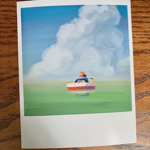Op de afbeelding: Een prent van een boot met twee figuren op het water onder een grote wolk. De boot is wit met een rode streep. Het water is groen en de lucht is blauw.