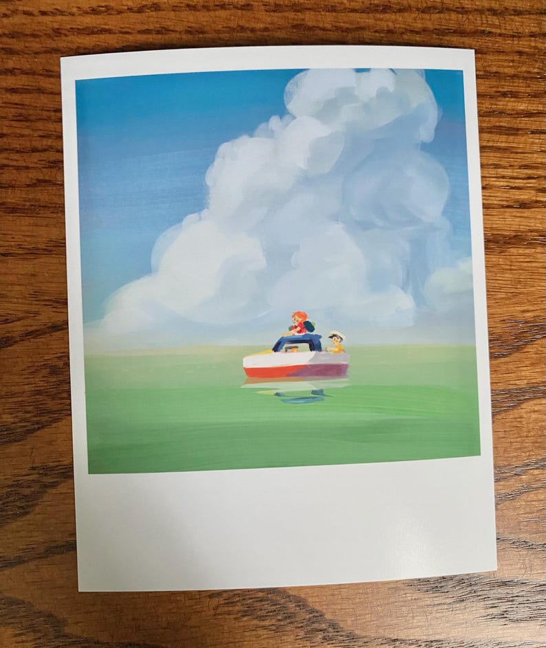 Op de afbeelding: Een prent van een boot met twee figuren op het water onder een grote wolk. De boot is wit met een rode streep. Het water is groen en de lucht is blauw.