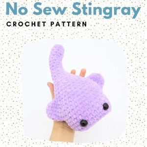 Può includere: Un peluche a forma di pastinaca di colore viola lavorato a uncinetto con occhi neri. Modello di uncinetto per pastinaca senza cuciture.