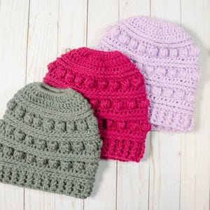 Messy Bun Beanie Crochet Pattern – Easy DIY Winter Hat