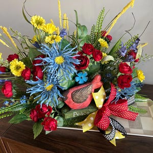 Summer floral decor on tray, spring arrangement on tray, bright floral decor for table, Spring centerpiece, bird table decor, whimsical deco
