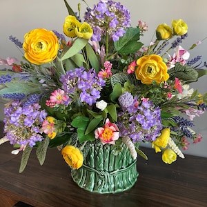Lila Hortensien-Arrangement, Frühlings-Mittelstück in Schale, gemischtes Blumendekor für Tisch, französisches Landhausdekor für Tisch, Sommer-Mittelstück