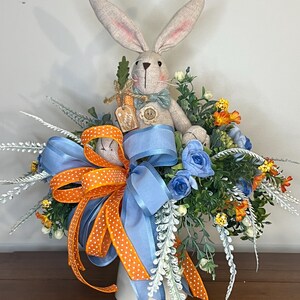 Op de afbeelding: Een handgemaakt houten bord met de tekst "Welcome" in een speels lettertype. Het heeft een verweerde witte achtergrond en een donkerbruine lijst, perfect voor een voordeur. Het bord is ongeveer 30 cm breed en 15 cm hoog.