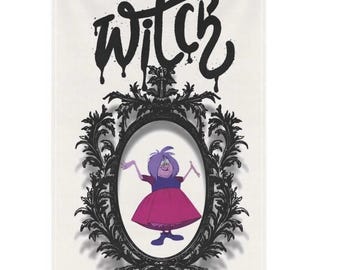 Può includere: Un asciugamano da cucina bianco con un'illustrazione in bianco e nero di una strega con un vestito rosa. La parola "WITCH" è scritta in vernice nera che cola sopra l'illustrazione.
