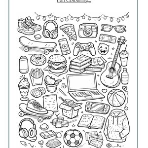 Pu&ograve; includere: Illustrazione in bianco e nero con il testo "Fun Colouring...". L'immagine presenta vari oggetti, tra cui uno skateboard, cuffie, pizza, fotocamera, occhiali da sole, uno smartphone, un controller di gioco, libri, una chitarra e un pallone da basket.