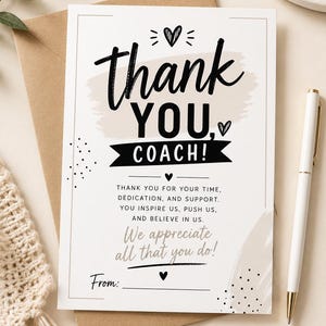 Op de afbeelding: Een witte rechthoekige bedankkaart voor een coach met zwarte tekst die Thank YOU, COACH! leest, gevolgd door een waarderingsbericht en een From-regel. Het ontwerp bevat kleine zwarte hartjes, stippen en beige penseelstreekaccenten.