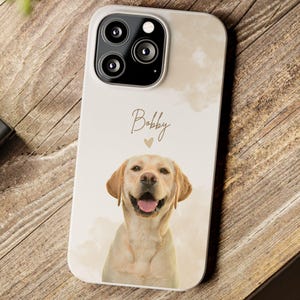 Puede incluir: Una funda de iPhone blanca con un fondo de acuarela y un perro golden retriever con el nombre "Bobby" impreso en ella.