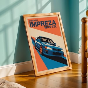 Könnte beinhalten: Ein gerahmtes Poster mit einer Illustration eines blauen Subaru Impreza WRX STI. Das Poster hat ein Retro-Design mit orangefarbenen und blauen Streifen, und das Subaru-Logo befindet sich oben.