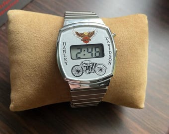 Harley Davidson Men’s Watch 1980’s Vintage Stretch Band Digital Gold Tone Silver Tone - White - 2 Options