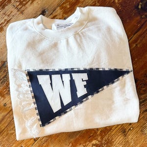 Sudadera con banderín personalizada: letras y colores personalizados, cuello redondo con apliques de inspiración vintage, regalo inspirado en el espíritu escolar, sudadera hecha a mano.