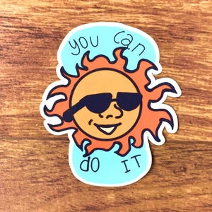 Naklejka z afirmacją You Can Do It Retro Positive Vibe Vinyl Decal z zabawną, ręcznie rysowaną czcionką – Uplifting Sun Sticker Journals Laptops and Gift