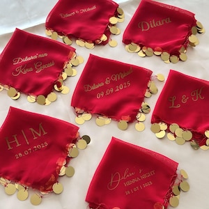 Puede incluir: Pañuelos cuadrados rojos con ribete de monedas doradas y letras doradas. Los pañuelos tienen varios nombres y fechas impresos, incluyendo "Dilara & Mihail" y "28.07.2025".