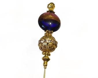 HOEDJES met BLAUW EN PAARS vintage lampglas + bal met strassteentjes op messing setting: 8 inch