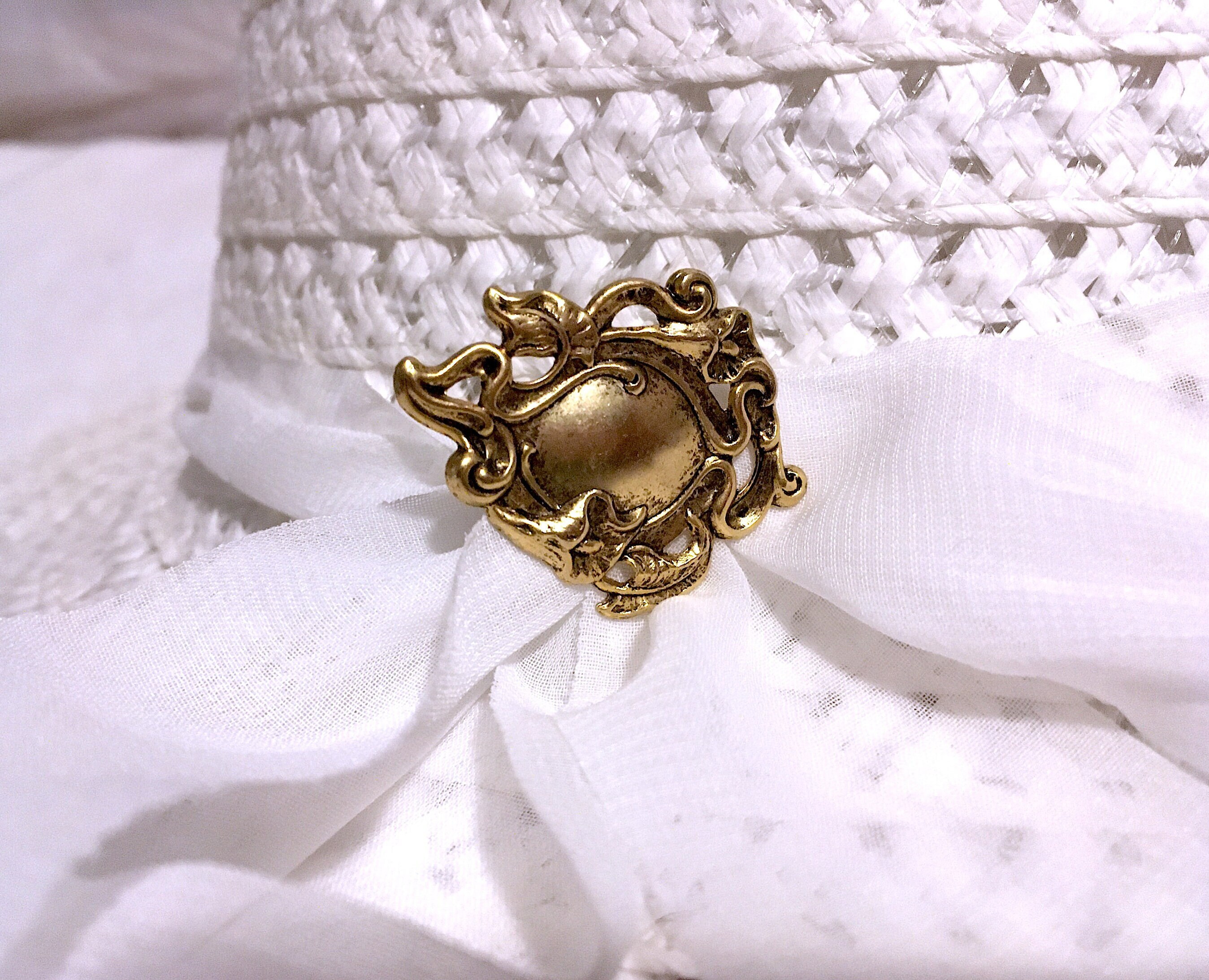Épingle à Chapeau En Laiton Doré - Motif Feuille De Vigne Avec Pierre Rouge (strass) - Occasion