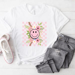 Retro Smiley Face T-Shirt: Trendy Vintage Graphic Tee
