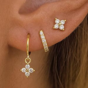 Elegant guldfärgat trippelörhängesset – CZ-örhänge, Huggie Hoop och hängande blommaberlock | Minimalistiska guldörhängen för kvinnor | Staplingsset, present till henne